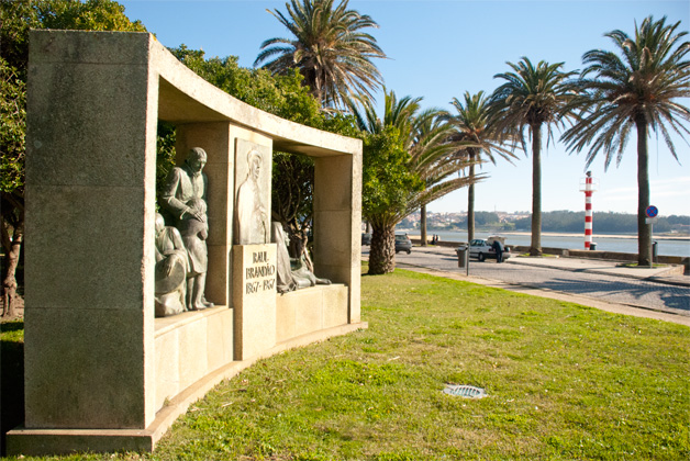 Monumento a Raul Brandão - Estátuas, Esculturas e Fontes